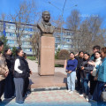 Акция «Мүсіндеу әлемінің алыбы» у памятника Толегену Досмагамбетову в рамках празднования Международного Дня памятников и исторических мест