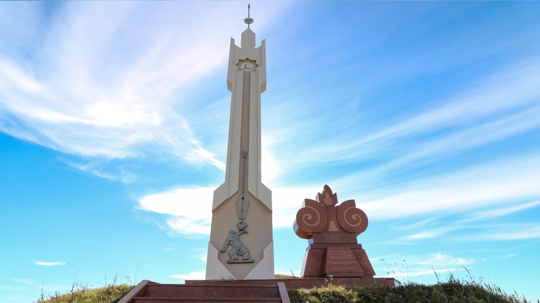 Балуан Шолақ монументтік кешені (стела, скульптура, жерленген жері) 0