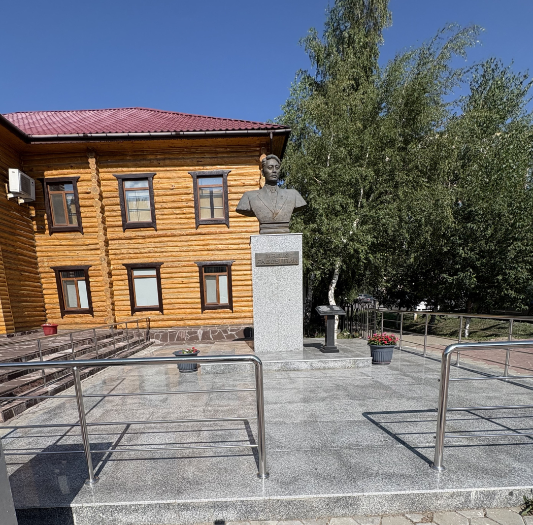 Мәлік Ғабдуллин бюсті 0