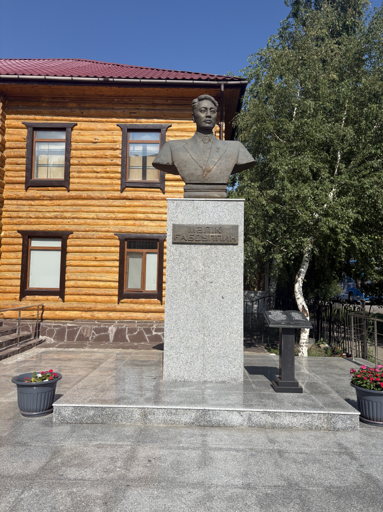 Мәлік Ғабдуллин бюсті 2