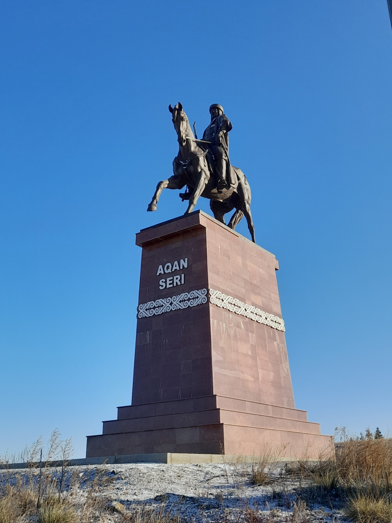 Ақан сері ескерткіші 1